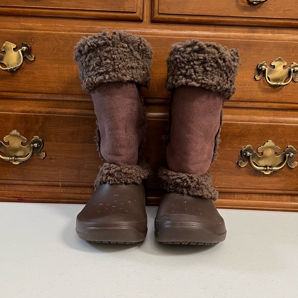 CROCS Chocolate Sherpa Lined Boots - Picture 2 of 12